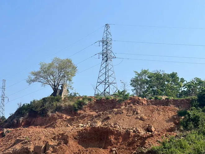 Bắt quả tang khai thác, vận chuyển đất trái phép quy mô lớn tại Khánh Hòa- Ảnh 1. Bắt quả tang khai thác, vận chuyển đất trái phép quy mô lớn tại Khánh Hòa- Ảnh 1.