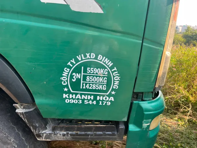 Bắt quả tang khai thác, vận chuyển đất trái phép quy mô lớn tại Khánh Hòa- Ảnh 2. Bắt quả tang khai thác, vận chuyển đất trái phép quy mô lớn tại Khánh Hòa- Ảnh 2.