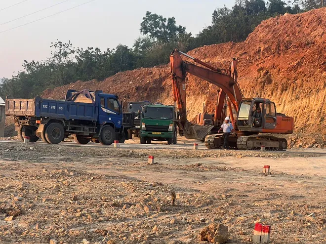 Bắt quả tang khai thác, vận chuyển đất trái phép quy mô lớn tại Khánh Hòa- Ảnh 3. Bắt quả tang khai thác, vận chuyển đất trái phép quy mô lớn tại Khánh Hòa- Ảnh 3.