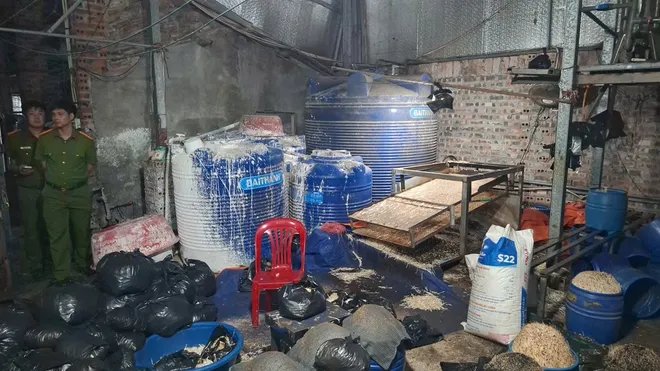 L&agrave;o Cai: Khởi tố đối tượng sản xuất khoảng 510 tấn gi&aacute; đỗ bằng h&oacute;a chất độc hại - Ảnh 3.