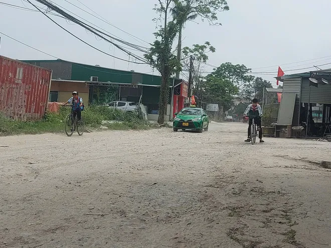 Nghệ An: Người dân sống tại trung tâm đô thị sống khổ sở tại tuyến đường bị bong tróc, đầy “ổ voi” - Ảnh 4.