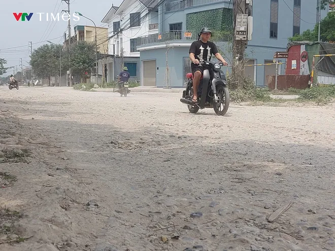 Nghệ An: Người dân sống tại trung tâm đô thị sống khổ sở tại tuyến đường bị bong tróc, đầy “ổ voi” - Ảnh 3.