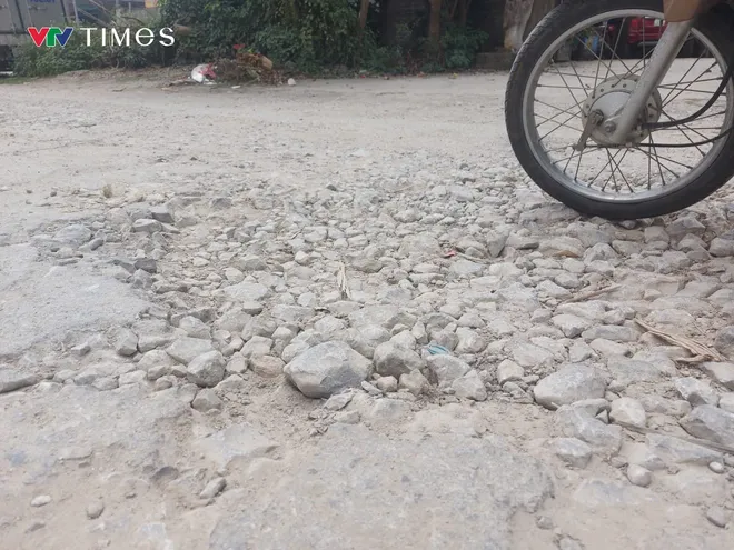 Nghệ An: Người dân sống tại trung tâm đô thị sống khổ sở tại tuyến đường bị bong tróc, đầy “ổ voi” - Ảnh 7.