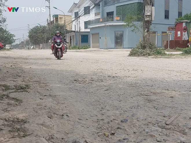 Nghệ An: Người dân sống tại trung tâm đô thị sống khổ sở tại tuyến đường bị bong tróc, đầy “ổ voi” - Ảnh 5.