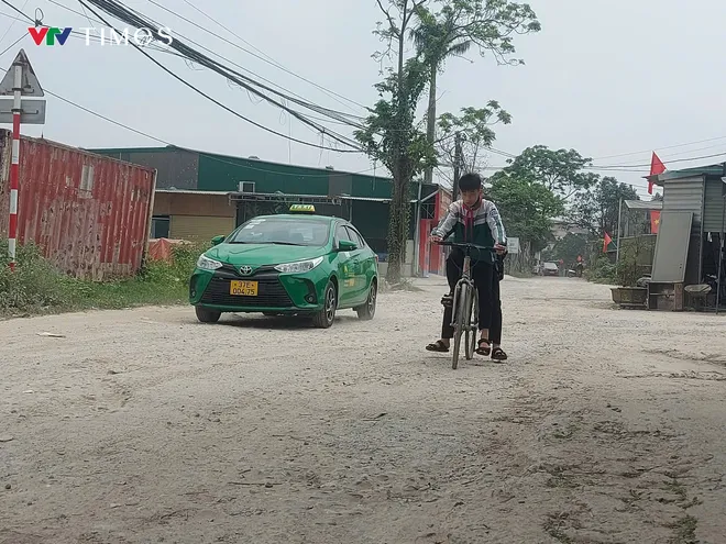 Nghệ An: Người dân sống tại trung tâm đô thị sống khổ sở tại tuyến đường bị bong tróc, đầy “ổ voi” - Ảnh 6.