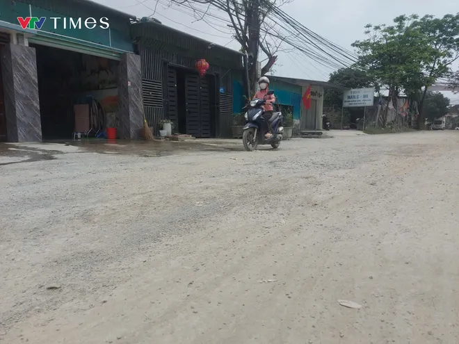 Nghệ An: Người dân sống tại trung tâm đô thị sống khổ sở tại tuyến đường bị bong tróc, đầy “ổ voi” - Ảnh 2.