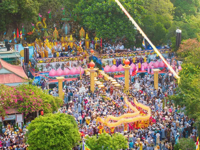 Đà Nẵng: Hàng vạn người đổ về Ngũ Hành Sơn dự Lễ vía Bồ Tát Quán Thế Âm- Ảnh 2. Đà Nẵng: Hàng vạn người đổ về Ngũ Hành Sơn dự Lễ vía Bồ Tát Quán Thế Âm- Ảnh 2.