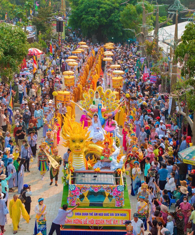 Đà Nẵng: Hàng vạn người đổ về Ngũ Hành Sơn dự Lễ vía Bồ Tát Quán Thế Âm- Ảnh 3. Đà Nẵng: Hàng vạn người đổ về Ngũ Hành Sơn dự Lễ vía Bồ Tát Quán Thế Âm- Ảnh 3.