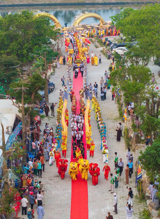 Đà Nẵng: Hàng vạn người đổ về Ngũ Hành Sơn dự Lễ vía Bồ Tát Quán Thế Âm- Ảnh 4. Đà Nẵng: Hàng vạn người đổ về Ngũ Hành Sơn dự Lễ vía Bồ Tát Quán Thế Âm- Ảnh 4.