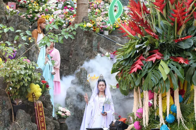 Đà Nẵng: Hàng vạn người đổ về Ngũ Hành Sơn dự Lễ vía Bồ Tát Quán Thế Âm- Ảnh 5. Đà Nẵng: Hàng vạn người đổ về Ngũ Hành Sơn dự Lễ vía Bồ Tát Quán Thế Âm- Ảnh 5.