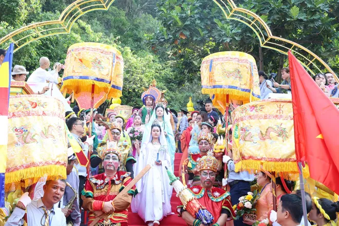 Đà Nẵng: Hàng vạn người đổ về Ngũ Hành Sơn dự Lễ vía Bồ Tát Quán Thế Âm- Ảnh 6. Đà Nẵng: Hàng vạn người đổ về Ngũ Hành Sơn dự Lễ vía Bồ Tát Quán Thế Âm- Ảnh 6.