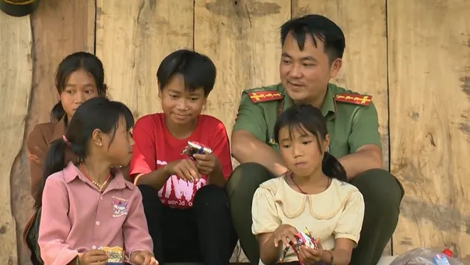 Người cha nu&ocirc;i đặc biệt v&agrave; h&agrave;nh tr&igrave;nh thắp s&aacute;ng niềm tin nơi đại ng&agrave;n- Ảnh 3.