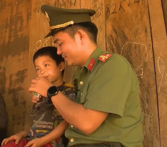 Người cha nu&ocirc;i đặc biệt v&agrave; h&agrave;nh tr&igrave;nh thắp s&aacute;ng niềm tin nơi đại ng&agrave;n- Ảnh 4.