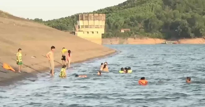 Gia tăng tai nạn đuối nước ở học sinh - Cảnh b&aacute;o từ những vụ việc thương t&acirc;m- Ảnh 2.