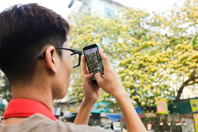 Say đắm m&ugrave;a hoa b&uacute;n rực rỡ giữa l&ograve;ng H&agrave; Nội, người d&acirc;n n&ocirc; nức đổ về check-in - Ảnh 13.