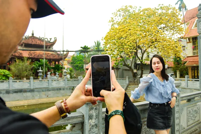 Say đắm m&ugrave;a hoa b&uacute;n rực rỡ giữa l&ograve;ng H&agrave; Nội, người d&acirc;n n&ocirc; nức đổ về check-in - Ảnh 15.