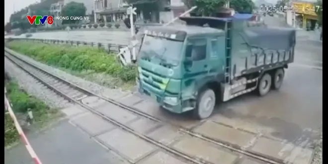 Xử l&yacute; nghi&ecirc;m h&agrave;nh vi vượt r&agrave;o chắn đường sắt- Ảnh 3.