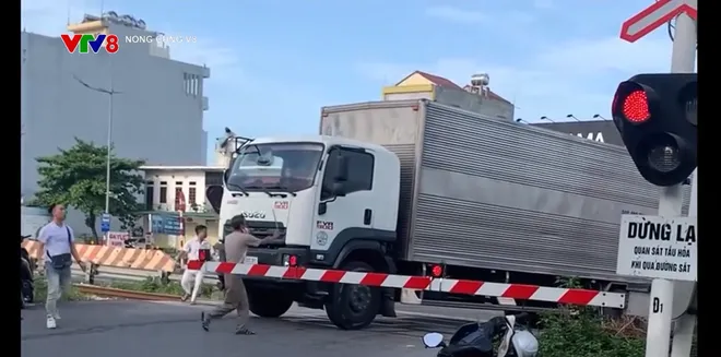 Xử l&yacute; nghi&ecirc;m h&agrave;nh vi vượt r&agrave;o chắn đường sắt- Ảnh 2.