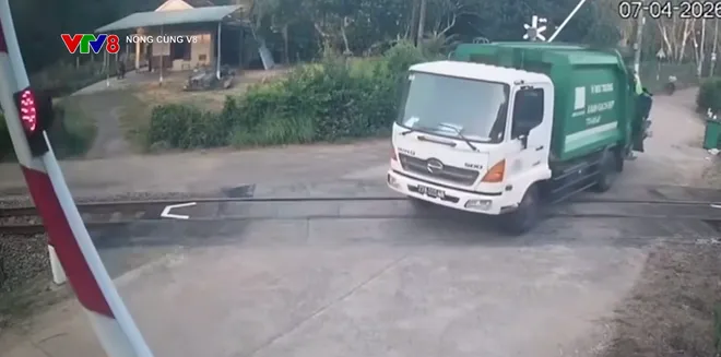 Xử l&yacute; nghi&ecirc;m h&agrave;nh vi vượt r&agrave;o chắn đường sắt- Ảnh 4.