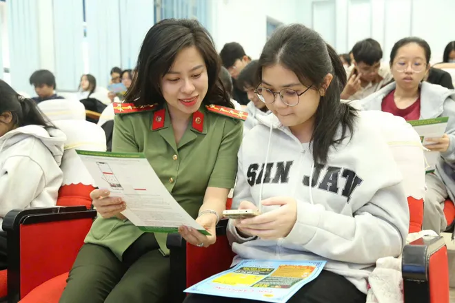 App vay tiền: Khi &ldquo;đ&ograve;i nợ&rdquo; trở th&agrave;nh tội phạm v&agrave; c&aacute;ch tho&aacute;t &ldquo;bẫy&rdquo;- Ảnh 1.