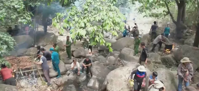 Giữ rừng bằng t&iacute;n ngưỡng- Ảnh 2.