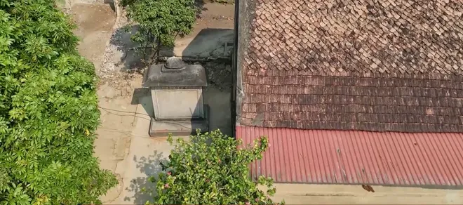 Bia cổ hơn 300 năm ở Thanh H&oacute;a th&agrave;nh tường r&agrave;o nh&agrave; d&acirc;n- Ảnh 4.