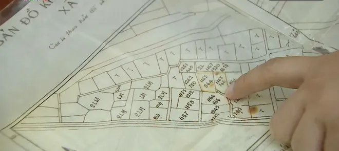 Bia cổ hơn 300 năm ở Thanh H&oacute;a th&agrave;nh tường r&agrave;o nh&agrave; d&acirc;n- Ảnh 5.