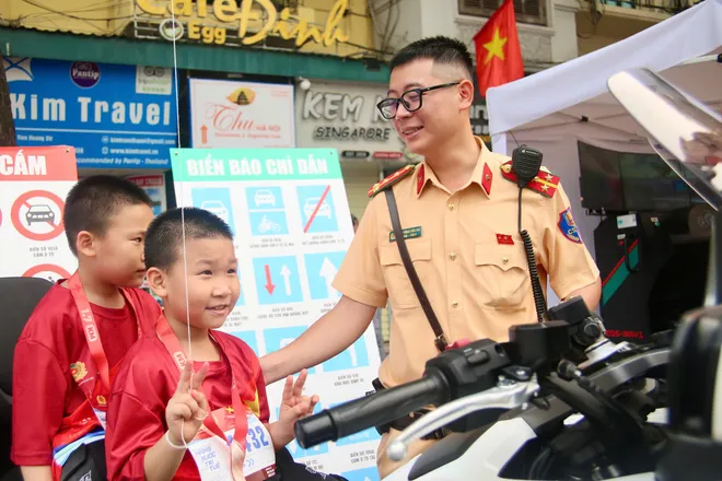 Nhân dân hào hứng trải nghiệm gian trưng bày của CSGT tại không gian đi bộ hồ Hoàn Kiếm - Ảnh 9.