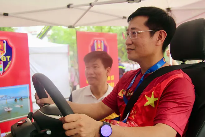 Nhân dân hào hứng trải nghiệm gian trưng bày của CSGT tại không gian đi bộ hồ Hoàn Kiếm - Ảnh 6.