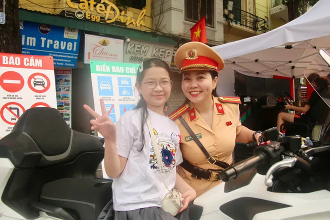 Nhân dân hào hứng trải nghiệm gian trưng bày của CSGT tại không gian đi bộ hồ Hoàn Kiếm - Ảnh 8.