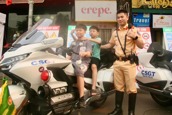 Nhân dân hào hứng trải nghiệm gian trưng bày của CSGT tại không gian đi bộ hồ Hoàn Kiếm - Ảnh 7.