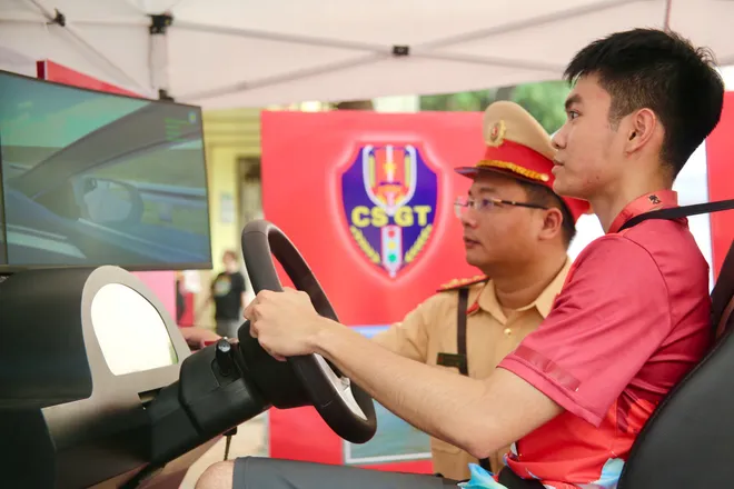 Nhân dân hào hứng trải nghiệm gian trưng bày của CSGT tại không gian đi bộ hồ Hoàn Kiếm - Ảnh 5.