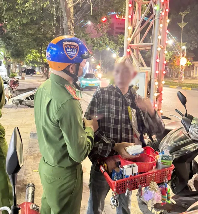 Nhức nhối sử dụng trẻ em đi b&aacute;n h&agrave;ng rong- Ảnh 6.