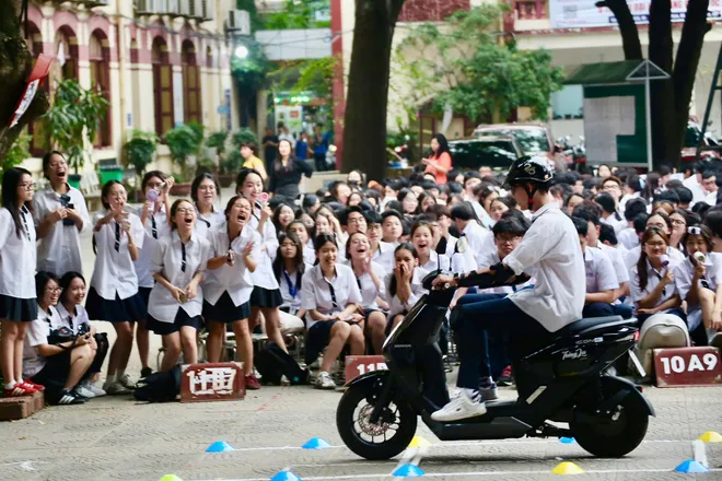 H&agrave; Nội: Hơn 1.200 học sinh THPT Trần Ph&uacute; được trang bị kỹ năng l&aacute;i xe an to&agrave;n - Ảnh 5.