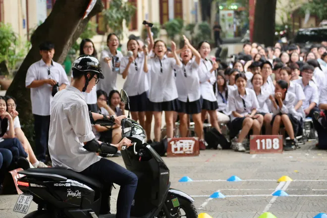 H&agrave; Nội: Hơn 1.200 học sinh THPT Trần Ph&uacute; được trang bị kỹ năng l&aacute;i xe an to&agrave;n - Ảnh 4.