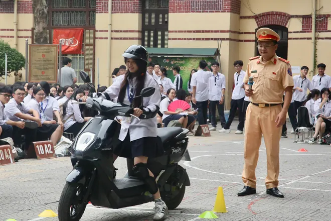H&agrave; Nội: Hơn 1.200 học sinh THPT Trần Ph&uacute; được trang bị kỹ năng l&aacute;i xe an to&agrave;n - Ảnh 6.