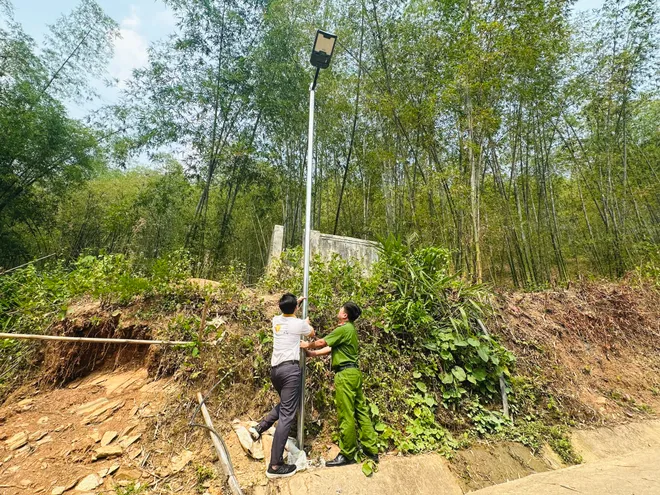 Chuyến xe tử tế th&aacute;ng 4 mang &aacute;nh s&aacute;ng v&agrave; hơi ấm về với bản l&agrave;ng v&ugrave;ng cao Thanh Ho&aacute;- Ảnh 4.