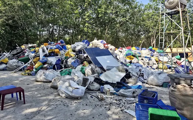 Kiếm tiền tỷ từ việc đổ trộm chất thải - Ảnh 2.