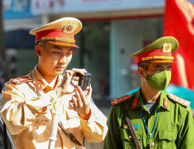 H&agrave; Nội: Quyết liệt xử l&yacute; vi phạm dừng, đỗ xe để "hạ nhiệt" &ugrave;n tắc - Ảnh 2.