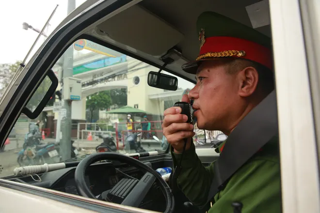 H&agrave; Nội: Quyết liệt xử l&yacute; vi phạm dừng, đỗ xe để "hạ nhiệt" &ugrave;n tắc - Ảnh 4.