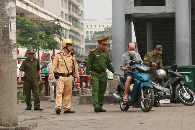 H&agrave; Nội: Quyết liệt xử l&yacute; vi phạm dừng, đỗ xe để "hạ nhiệt" &ugrave;n tắc - Ảnh 3.