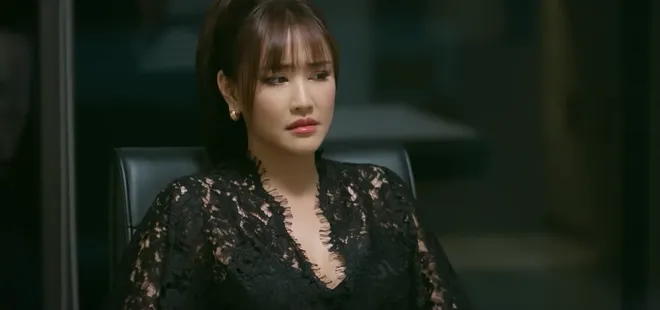 Lời hứa đầu ti&ecirc;n - Tập 1: Vừa đăng quang Hoa hậu, Vi Minh (Huyền Trang) đ&atilde; gặp l&ugrave;m x&ugrave;m- Ảnh 9.