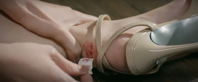 Lời hứa đầu ti&ecirc;n - Tập 1: Vi Minh gi&agrave;nh vương miện Hoa hậu nhưng kh&ocirc;ng nhận được ưu &aacute;i từ c&ocirc;ng ty quản l&yacute; - Ảnh 4.