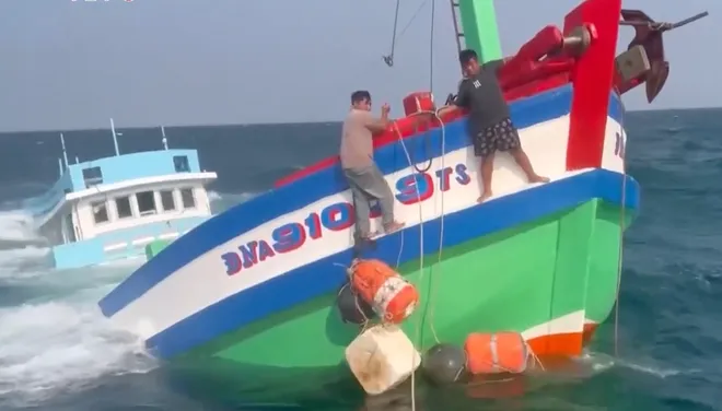 Cứu kịp thời 2 thuyền vi&ecirc;n t&agrave;u c&aacute; bị ch&igrave;m tr&ecirc;n biển- Ảnh 2.