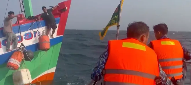 Cứu kịp thời 2 thuyền vi&ecirc;n t&agrave;u c&aacute; bị ch&igrave;m tr&ecirc;n biển- Ảnh 1.