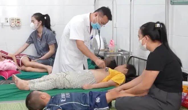 Bệnh nh&acirc;n nhập viện tăng cao do thời tiết nắng n&oacute;ng gay gắt- Ảnh 1.