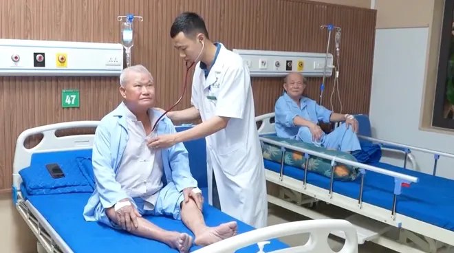 Bệnh nh&acirc;n nhập viện tăng cao do thời tiết nắng n&oacute;ng gay gắt- Ảnh 2.