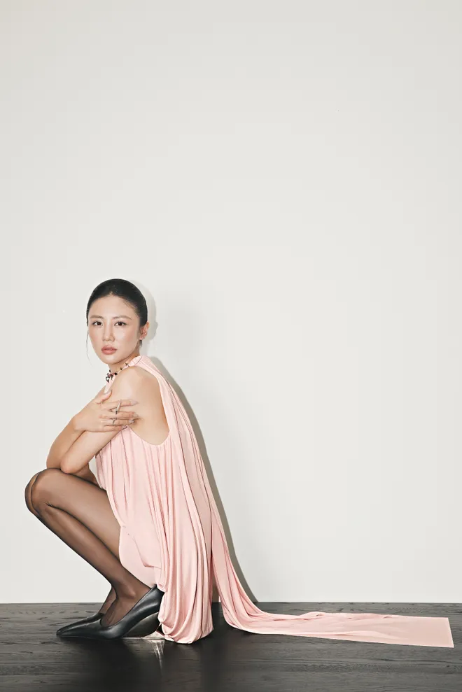 Văn Mai Hương ph&oacute;ng kho&aacute;ng v&agrave; đa diện trong BST thời trang &ldquo;The Verge&rdquo; - Ảnh 1.