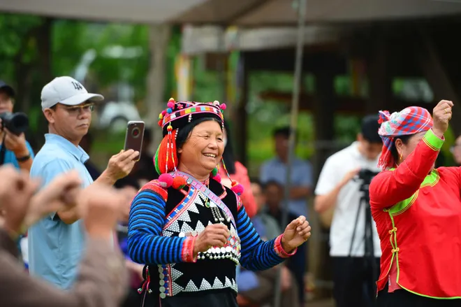 Sắc m&agrave;u hội tụ: Rộn r&agrave;ng ng&agrave;y hội đo&agrave;n kết c&aacute;c d&acirc;n tộc Việt Nam - Ảnh 10.