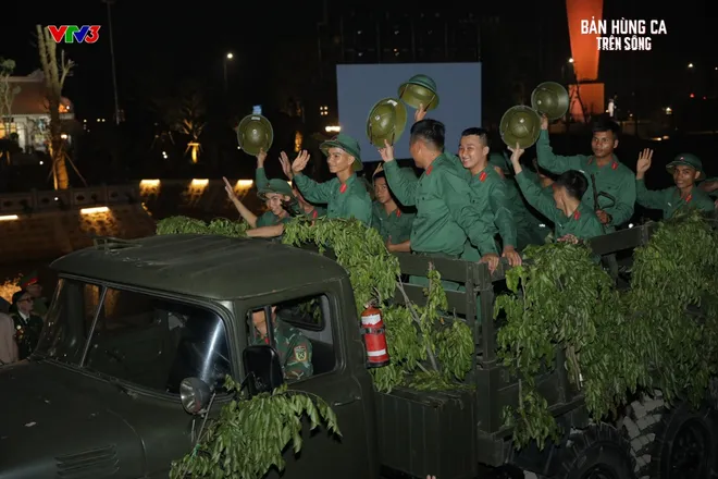 Bản h&ugrave;ng ca tr&ecirc;n s&ocirc;ng: Trang nghi&ecirc;m, x&uacute;c động v&agrave; gi&agrave;u sức lay động- Ảnh 12.